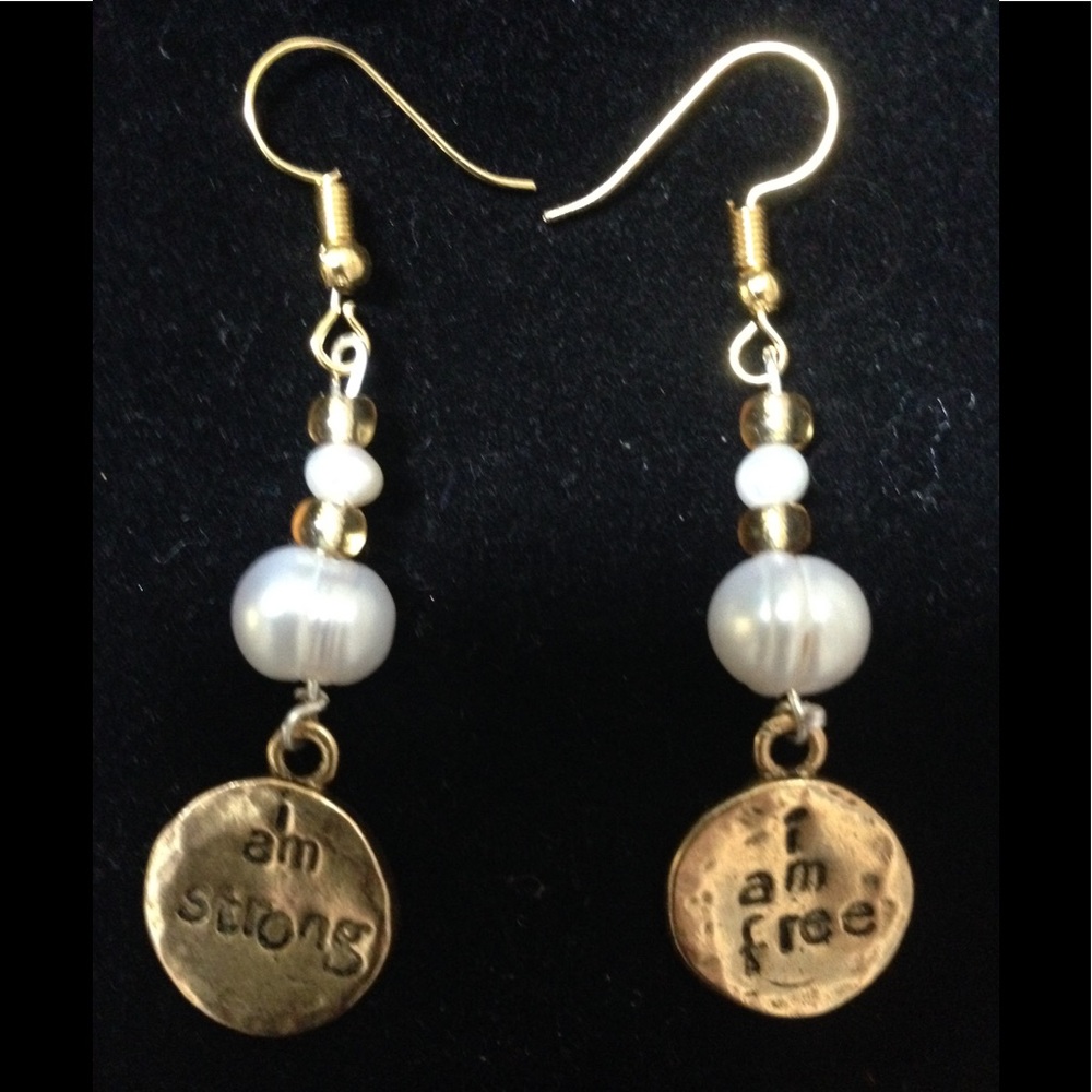 NWT Goldtone and Freshwater Pearl Earrings